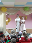 Вручение свидетельства выпускнице 4 класса Каряевой Наталье