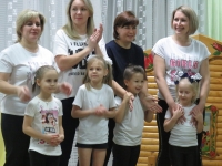 команда девочек и мам