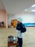 солдат варит кашу