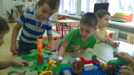 Эта игра не только увлекательна, но и весьма полезна. С помощью игр малыши учатся жить в обществе.