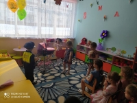 Сюжетно ролевая игра "Улица моего города" Цель Продолжать учить узнавать и называть светофор, его сигналы и действия пешеходов. Развивать творческие способности, внимание детей. Учить детей играть по сюжету, добавляя свои варианты ситуаций. Активизировать в речи детей слова: светофор, пешеходный переход, проезжая часть, регулировщик. Формирование положительных взаимоотношений между детьми. Закрепление правил поведения на улице.