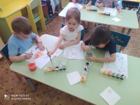Художественно- эстетическое развитие (рисование) "Украсть свою игрушку". Развивать эстетическое восприятие. Продолжать знакомить детей с дымковскими игрушками, учить отмечать их характерные особенности, выделять элементы узора. Закреплять представление детей о ярком, нарядном, праздничном колорите игрушек. Закреплять приемы рисования кистью.