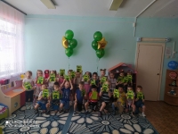Ребята группы "Дюймовочка" Подготовили подарки для пап.  Папа, папочка, папуля, Сердцем всем тебя люблю я! Ты — любимый и родной, Ты, мой папочка, герой! Будь всегда, прошу, таким, Самым лучшим и родным! Будь здоровым, папа мой, Помни, что ты мой герой, Мой Защитник, мой кумир, Для меня ты — целый мир. Поздравляю я тебя С Двадцать третьим февраля!