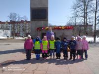 возложение цветов к Вечному огню