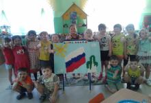 Коллективная работа детей (аппликация методом обрывания) «Символы России!»
