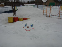 Снежная постройка "Осьминожек" используется в двигательной деятельности, в играх с прыжками, перешагиванием.