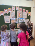 Солнце круглое как блин, Улыбаясь светит. Рады теплой встрече с ним Взрослые и дети.