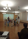 К ребятам приходил в гости заинька длинные уши, для которого ребята рассказали о пользе овощей и фруктов и о том что из них можно приготовить.