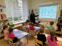 В группе 5 пришло открытое занятие для родителей по развитию элементов логического мышления. Занятие было направлено на овладение действием наглядного моделирования классификационных отношений между понятиями.