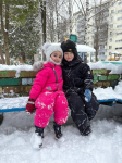 Воспитанники из группы 5 совместно воспитателем Полиной Владимировной, лепили снежки из снега, бросать их в цель. Также поиграли в подвижную игру «Раз снежок, два снежок».