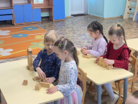 Спасибо нашим маленьким конструкторам за их труд и фантазию! И пусть даже ракета сделана из дерева, но мечты и стремления наших детей — безграничны как космос!