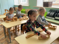 Знакомить ребят с основными этапами разработки замысла. Упражнять детей в моделировании и конструировании из деревянного конструктора. Уметь работать по предложенным схемам. Развивать, мелкую моторику, пространственное мышление.