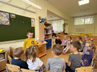 Занятия проходят в игровой форме с использованием большого количества наглядного материала.