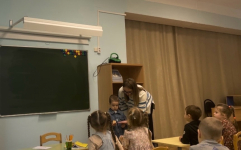 На одном из таких занятий воспитанники группы 5 совместно с воспитателем Полиной Владимировной сравнивали предметы по форме, обводили их контуры и рассматривали на строительных деталях вид спереди, сверху и сбоку, сравнивая между собой. По итогу занятия воспитанники зарисовали фигуры.
