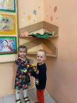 Листья золотые падают, летят, Листья золотые устилают сад. Много на дорожках листьев золотых,
