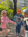 Как же весело нам летом, в небо только посмотри- там сияют разным цветом мыльной пены пузыри!