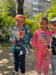 Пузырю ведь нет помехи. В миг создам любой объём! Выдую большой, для смеха- там мы спрячемся втроём!  Оценили 16 человек