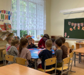 Целью является формирование нравственно - патриотических качеств, воспитания у дошкольников любви к семье, детскому саду, родному городу, родной природе, приобретения новых знаний о важном государственном символе – Флаге России .