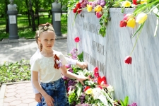 Возложение цветов к "могиле неизвестного солдата"