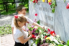 Возложение цветов к "могиле неизвестного солдата"