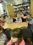 Внимательно слушают.