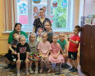 Воспитанники средней группы приняли активное участие в благотворительной акции «Собирайте крышечки для эколого-благотворительного проекта»! Вместе с воспитателями и родителями ребята собирали пластиковые крышечки — каждый внёс свой вклад в доброе дело.