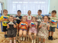 Воспитанники средней группы д/с 94 подготовили письма нашим солдатам на СВО.