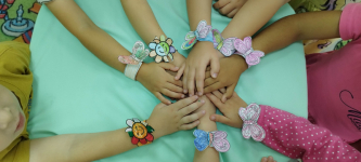 Для сплочение коллектива ребята изготовили браслетики для своих друзей (22.08.2025)