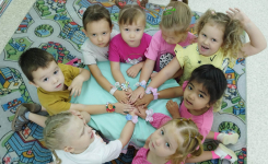 Для сплочение коллектива ребята изготовили браслетики для своих друзей (22.08.2025)