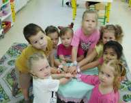 Для сплочение коллектива ребята изготовили браслетики для своих друзей (22.08.2025)