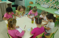 Для сплочение коллектива ребята изготовили браслетики для своих друзей (22.08.2025)