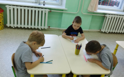 Для сплочение коллектива ребята изготовили браслетики для своих друзей (22.08.2025)