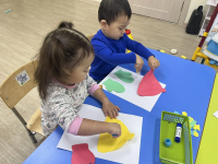 Аппликация в младшей группе Тема «Оденем кукол на прогулку» Цель: Развить мелкую моторику, координацию и аккуратность (наклеивание элементов одежды).