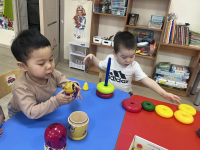 Играем с матрёшками и пирамидкой