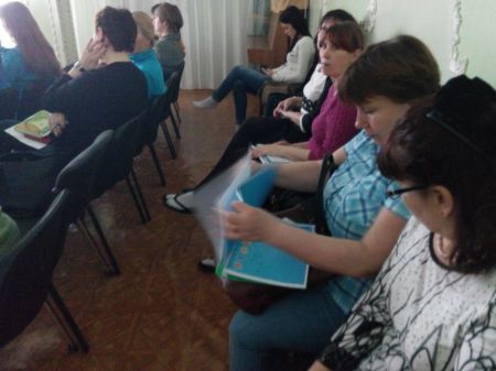 Разработала и предложила электронные схемы построения детей в чаше бассейна.