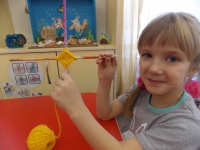 Ксюша увлечена плетением мандалы