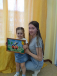 Дети с родителями участвуют в создании картин по ППБ