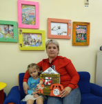 Дети с родителями участвуют в создании картин по ППБ
