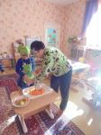Ребята старшей группы готовят салат из моркови и яблок