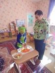 Ребята старшей группы готовят салат из моркови и яблок