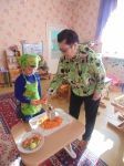 Ребята старшей группы готовят салат из моркови и яблок