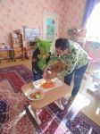 Ребята старшей группы готовят салат из моркови и яблок