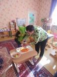 Ребята старшей группы готовят салат из моркови и яблок