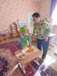 Ребята старшей группы готовят салат из моркови и яблок