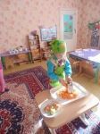 Ребята старшей группы готовят салат из моркови и яблок