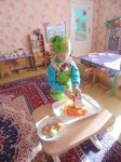 Ребята старшей группы готовят салат из моркови и яблок