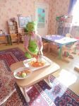 Ребята старшей группы готовят салат из моркови и яблок