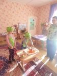 Ребята старшей группы готовят салат из моркови и яблок