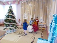 Дети соревновались кто быстрее прокатит ком