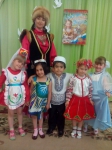 С приходом теплого лета, пения птиц, ярких красок природы и благоухания цветов нарядный музыкальный зал детского сада вновь собрал наших детей и их родителей на замечательный праздник - День России. В этот день все друг друга поздравляли, пели песни, читали стихи, танцевали. Кульминацией праздника стала музыкально-литературная композиция "Россия - это я и ты!"   Я, ты, он, она,  Вместе - целая страна.  Вместе - дружная семья,  В слове "мы" - сто тысяч "я".